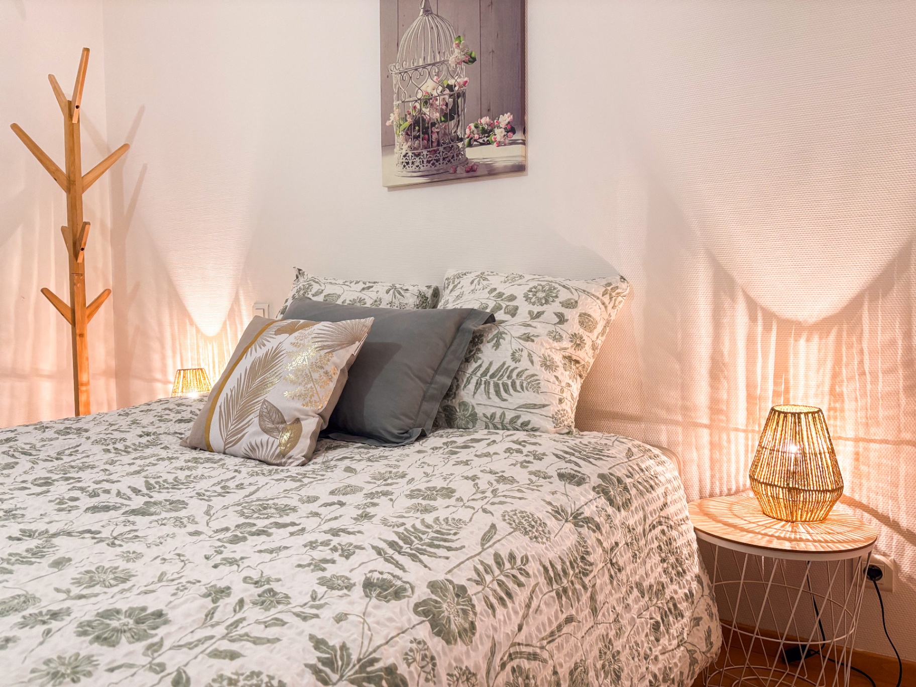 Chambre cosy avec lit double et linge fleuri