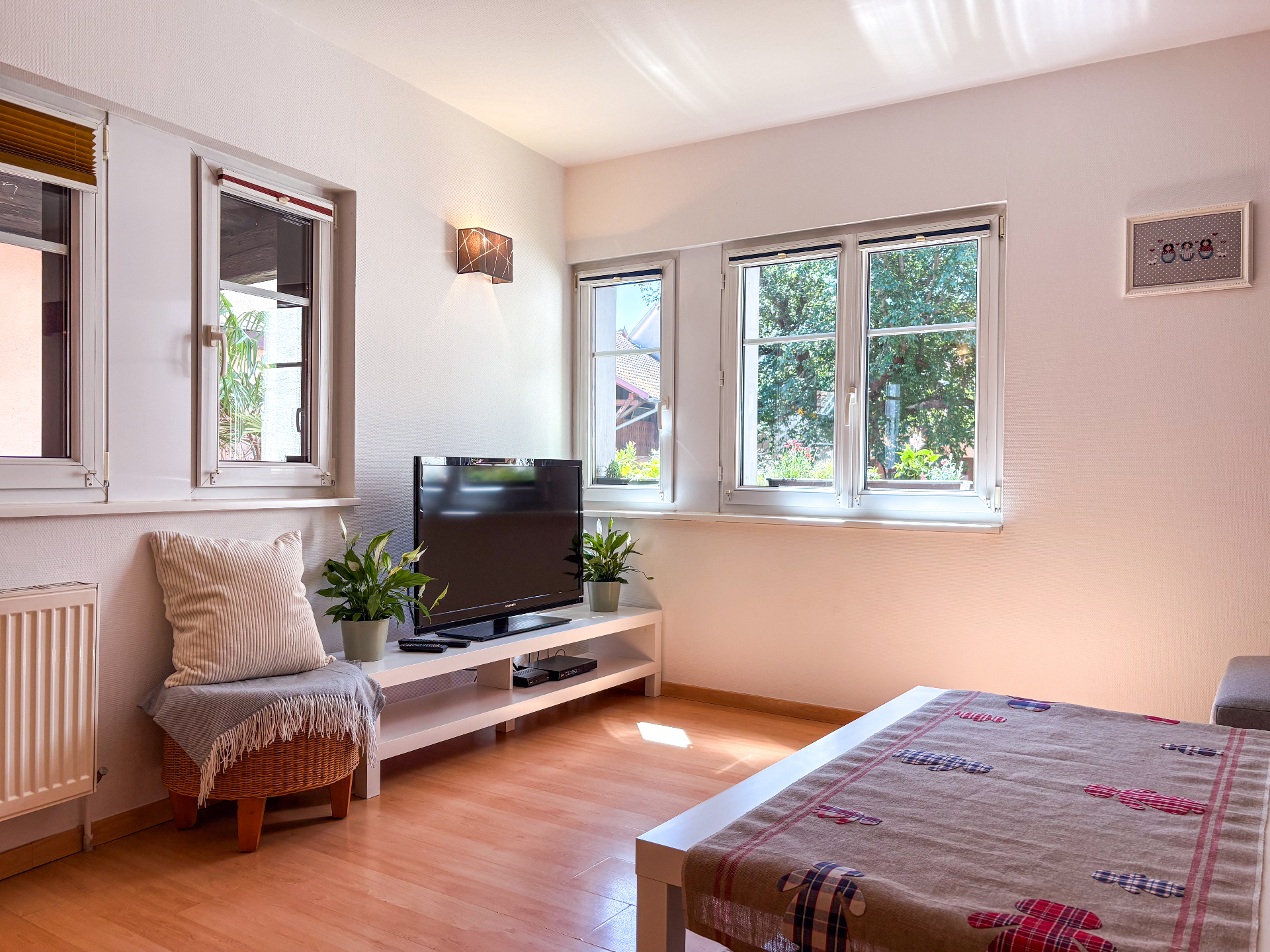 Salon lumineux avec coin TV et vue sur le jardin